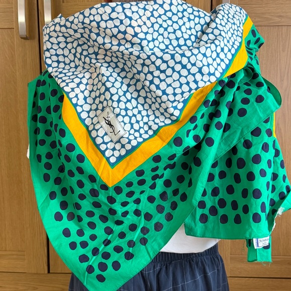 VINTAGE YSL Yves Saint Laurent Oversized 50”x 50” Shawl Scarf Wrap VIVID GREEN - Picture 16 of 16